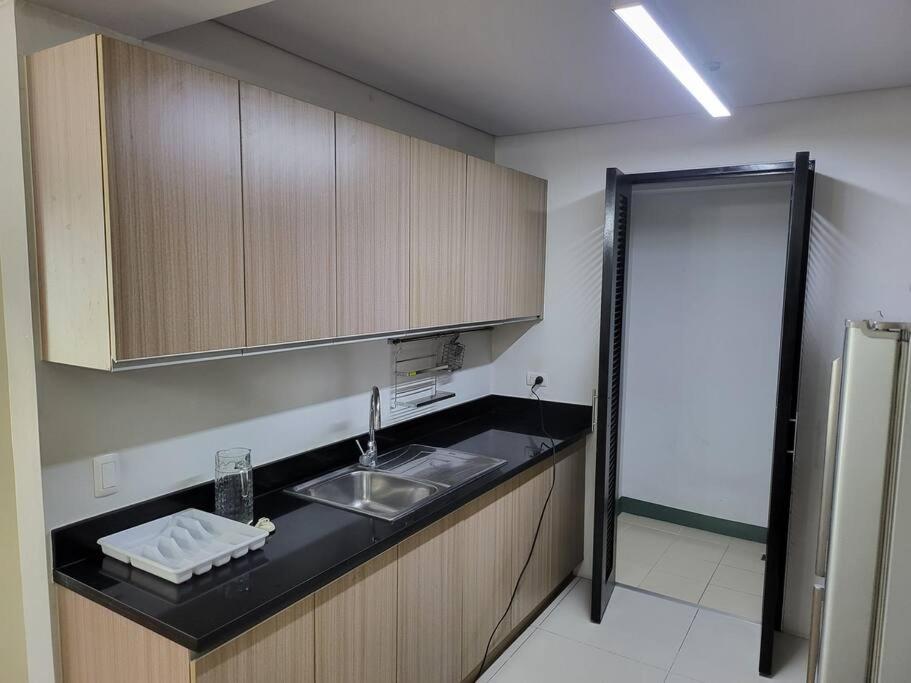 Luxury @ Bgc Sleeps 6 Comfortably Fast Wifi Pool! Apartman Manila Kültér fotó