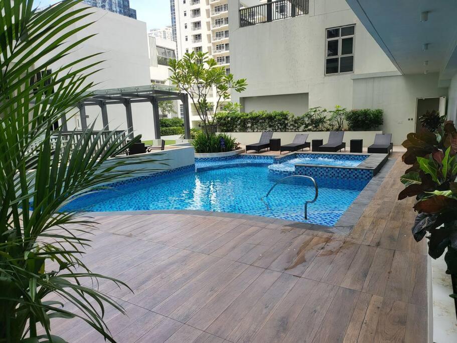 Luxury @ Bgc Sleeps 6 Comfortably Fast Wifi Pool! Apartman Manila Kültér fotó