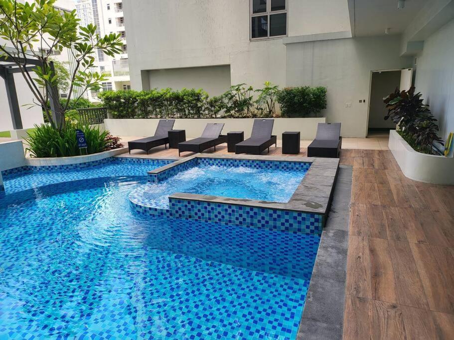 Luxury @ Bgc Sleeps 6 Comfortably Fast Wifi Pool! Apartman Manila Kültér fotó