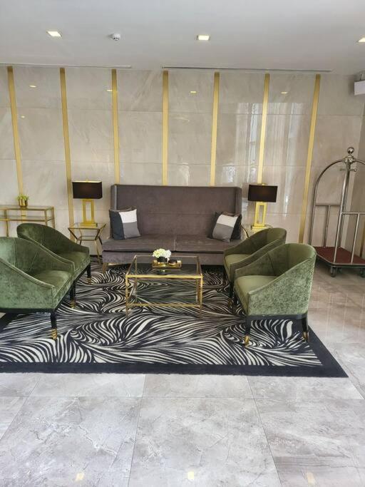Luxury @ Bgc Sleeps 6 Comfortably Fast Wifi Pool! Apartman Manila Kültér fotó