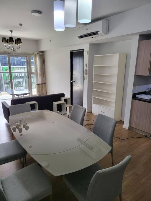 Luxury @ Bgc Sleeps 6 Comfortably Fast Wifi Pool! Apartman Manila Kültér fotó