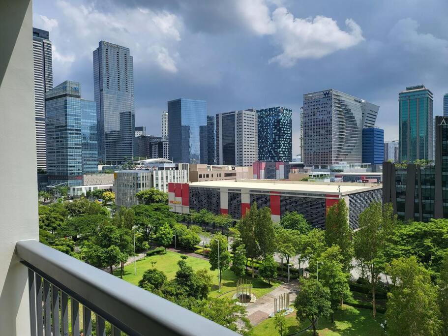 Luxury @ Bgc Sleeps 6 Comfortably Fast Wifi Pool! Apartman Manila Kültér fotó