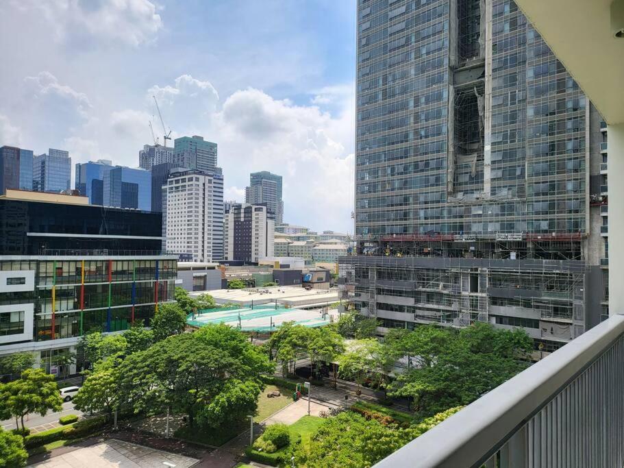 Luxury @ Bgc Sleeps 6 Comfortably Fast Wifi Pool! Apartman Manila Kültér fotó