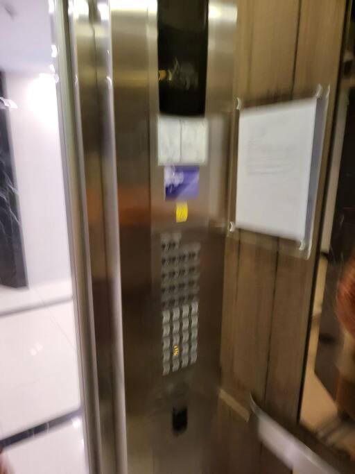 Luxury @ Bgc Sleeps 6 Comfortably Fast Wifi Pool! Apartman Manila Kültér fotó