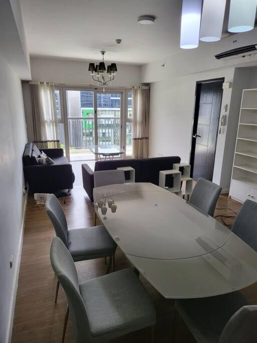Luxury @ Bgc Sleeps 6 Comfortably Fast Wifi Pool! Apartman Manila Kültér fotó
