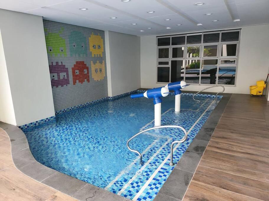 Luxury @ Bgc Sleeps 6 Comfortably Fast Wifi Pool! Apartman Manila Kültér fotó