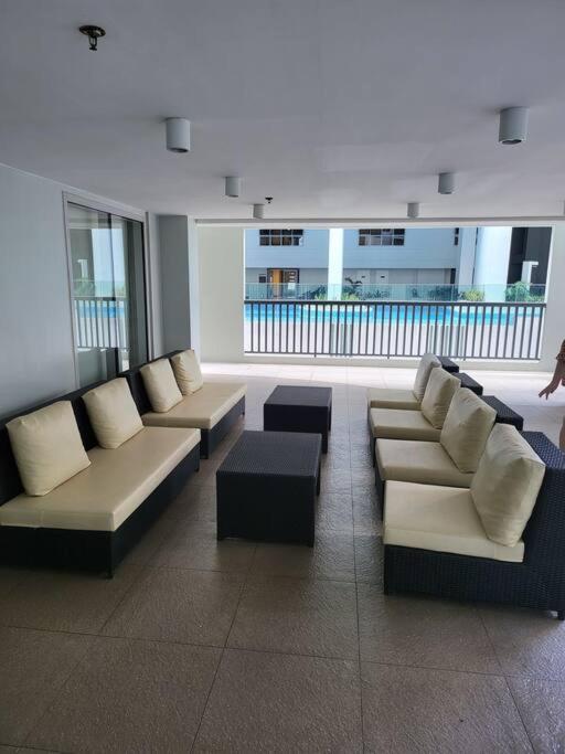 Luxury @ Bgc Sleeps 6 Comfortably Fast Wifi Pool! Apartman Manila Kültér fotó