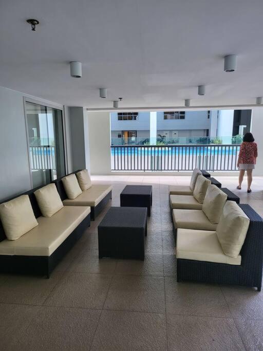 Luxury @ Bgc Sleeps 6 Comfortably Fast Wifi Pool! Apartman Manila Kültér fotó