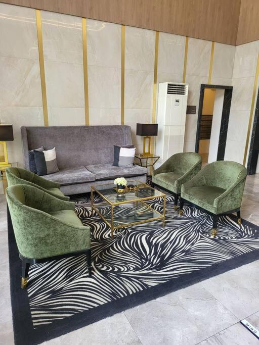 Luxury @ Bgc Sleeps 6 Comfortably Fast Wifi Pool! Apartman Manila Kültér fotó