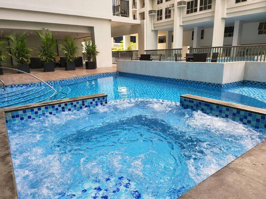 Luxury @ Bgc Sleeps 6 Comfortably Fast Wifi Pool! Apartman Manila Kültér fotó