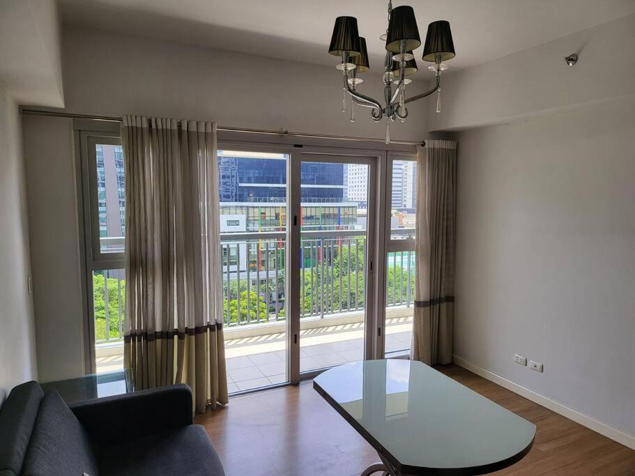 Luxury @ Bgc Sleeps 6 Comfortably Fast Wifi Pool! Apartman Manila Kültér fotó