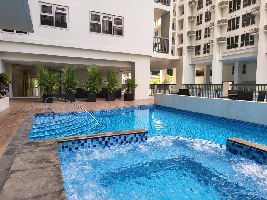 Luxury @ Bgc Sleeps 6 Comfortably Fast Wifi Pool! Apartman Manila Kültér fotó