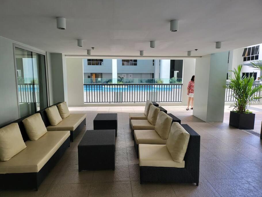 Luxury @ Bgc Sleeps 6 Comfortably Fast Wifi Pool! Apartman Manila Kültér fotó