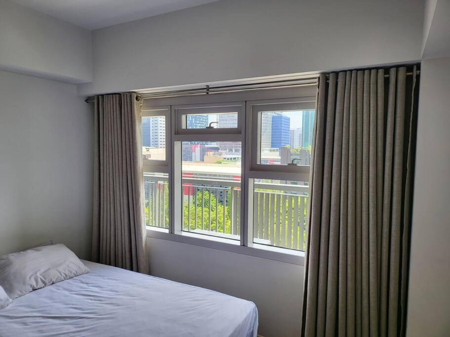 Luxury @ Bgc Sleeps 6 Comfortably Fast Wifi Pool! Apartman Manila Kültér fotó