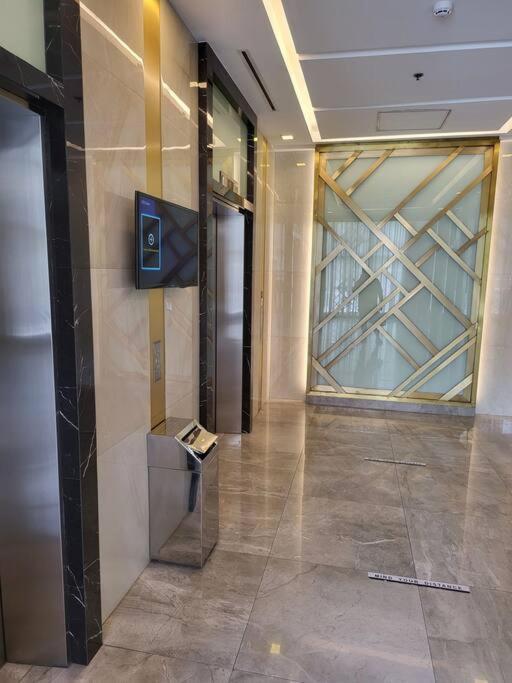 Luxury @ Bgc Sleeps 6 Comfortably Fast Wifi Pool! Apartman Manila Kültér fotó