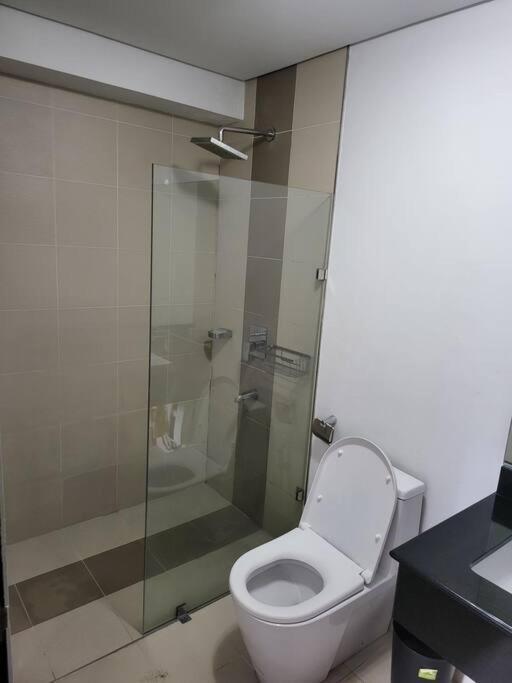 Luxury @ Bgc Sleeps 6 Comfortably Fast Wifi Pool! Apartman Manila Kültér fotó